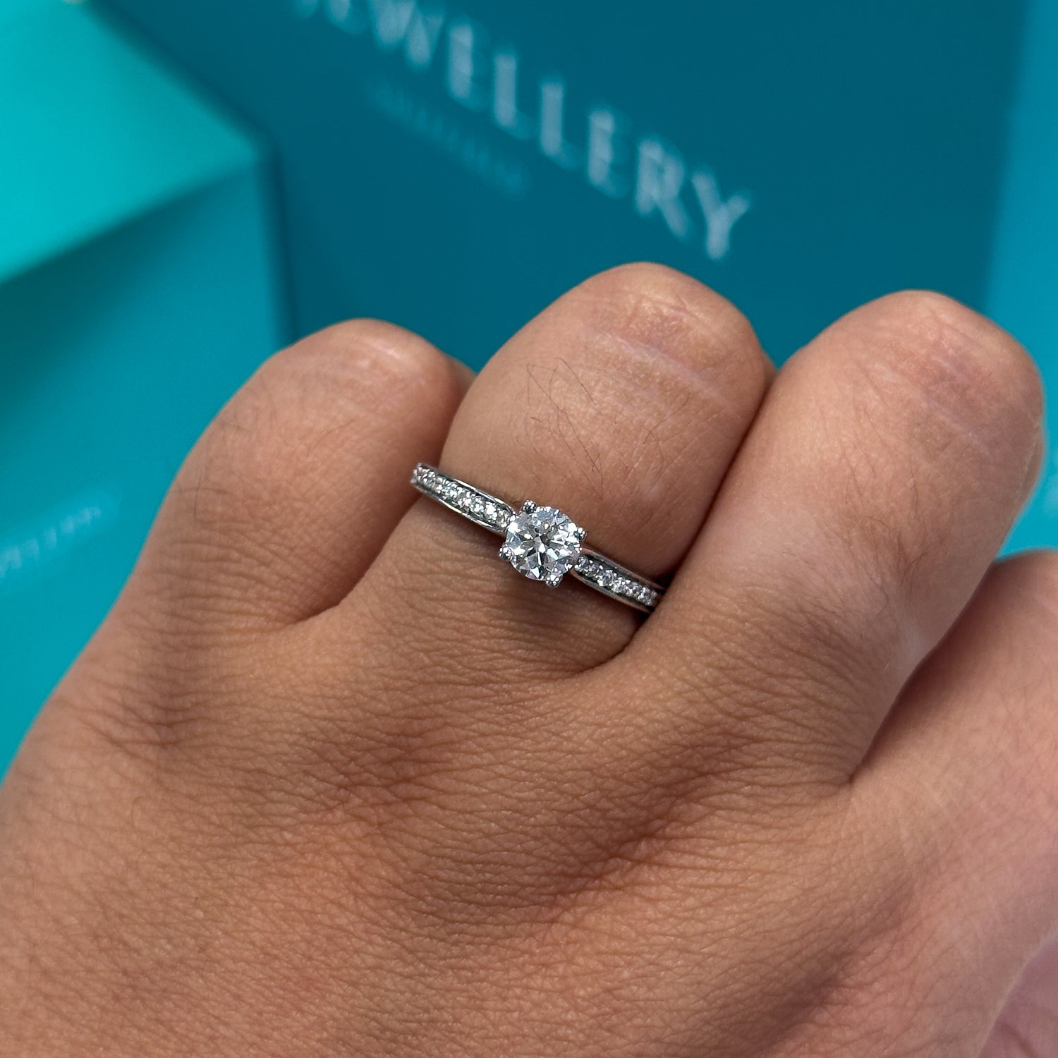 Diamond ring with diamond set shoulders in 18ct white gold, 0.61ct