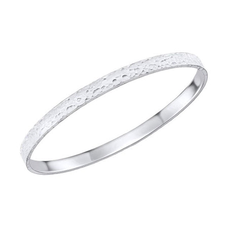 Hammered detail bangle in silver.