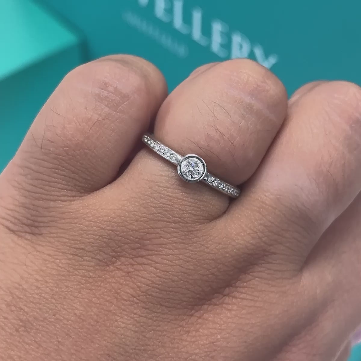 Diamond ring with diamond set shoulders in 18ct white gold, 0.30ct