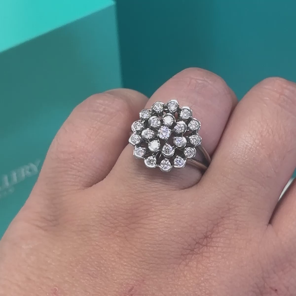 Diamond cluster ring in 18ct white gold, 0.89ct