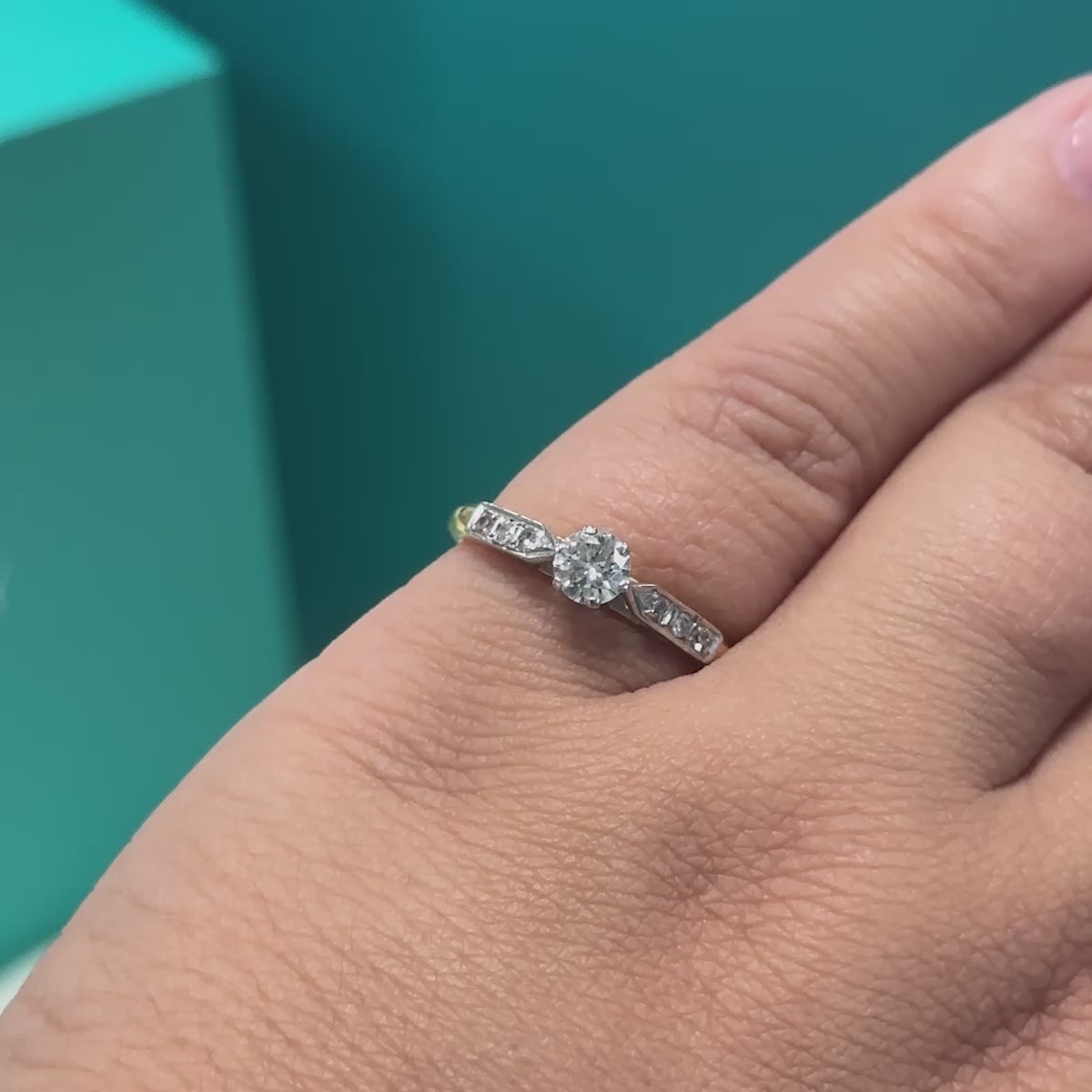 Diamond solitaire ring with shoulder detail in 18ct gold, 0.30ct