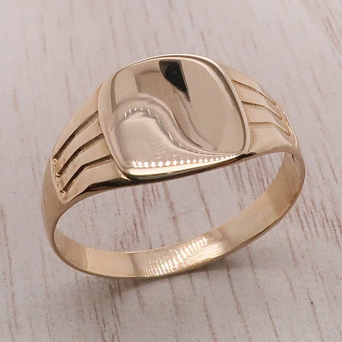 Cushion shape grooved signet ring in 9ct gold